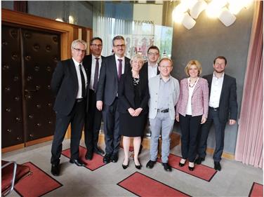 AL centro Antonella Chiusole con il segretario generale Michael Mayr e i componenti della Giunta regionale