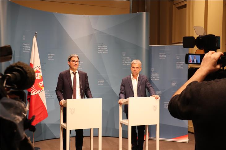 Il presidente Kompatscher e l'assessore Schuler hanno informato in merito agli ultimi sviluppi della vicenda relativa alla Solland Silicon Foto:USP/jw
