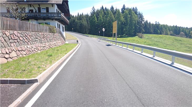La strada provinciale per il Renon tra Collalbo e Auna di Sopra dopo i lavori di sistemazione coordinati dalla Provincia ora percorribile in maggiore sicurezza - Foto: USP