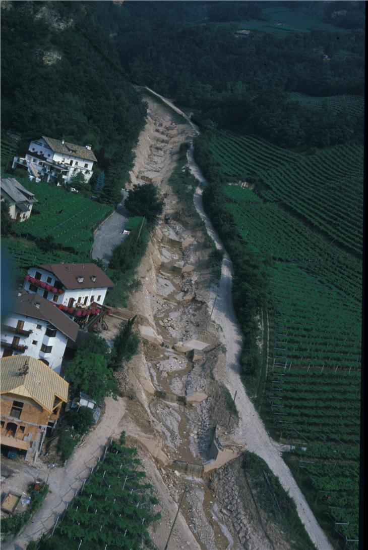 Immagini d'archivio dell'esondazione del 23 giugno 1986, che provocò l’invasione della parte nord di Termeno con gran quantità di materiale ghiaioso trasportato da rio Inferno - Foto: Agenzia protezione civile