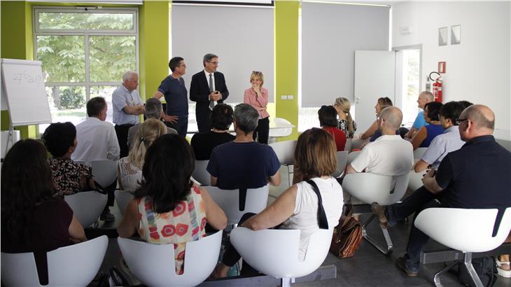 Il presidente Kompatscher e l'assessora Deeg nel corso dell'incontro con i collaboratori dell'Ipes Foto: USP/Greta Stuefer