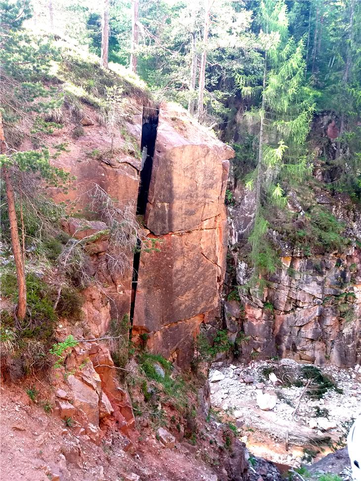 Le fessure nel costone di porfido del canyon Bletterbach prima della sua messa in sicurezza - Foto: USP/Ufficio geologia e prove materiali