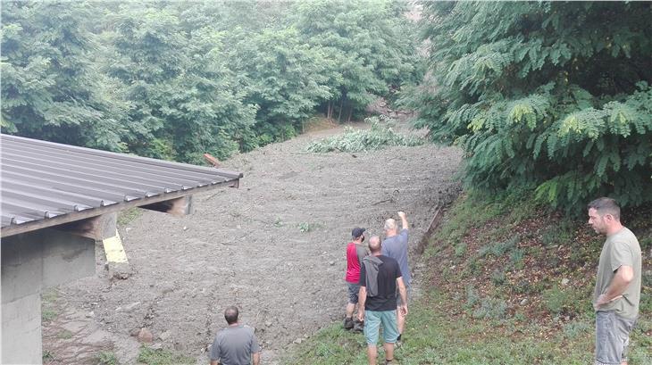 La frana che ha portato 15.000 metri cubi di materiale nel Rio di Valle (Foto USP)