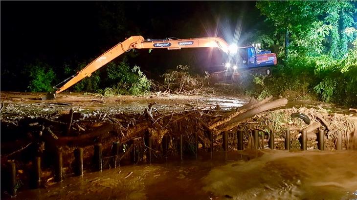Lo smottamento di ieri sera a Pineta di Laives (Foto Vigili del fuoco volontari Laives)