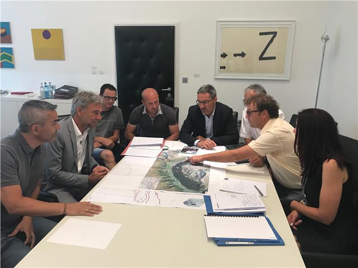 Il sindaco Noggler, assieme alla delegazione di Vallelunga, spiega a Kompatscher e Schuler il progetto della pista da fondo (Foto USP/GST)