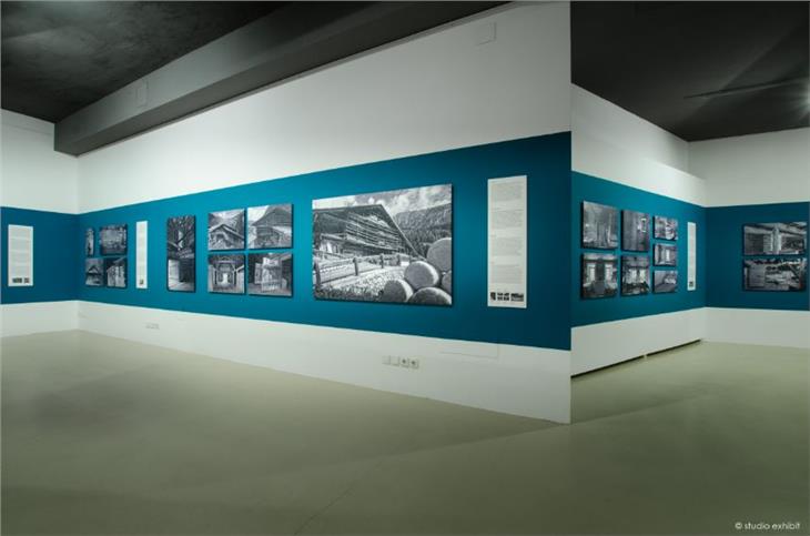 "Mejes", esposizione alla Casa della Cultura a Ortisei dedicata ai masi contadini storici della val Gardena (Foto: Studioexhibit)