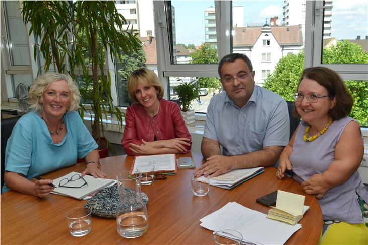 Confronto fra Alto Adige e Voralberg: le assessore Wiesflecker e Deeg assieme a Critelli e Waldner (Foto VLK/A. Serra)