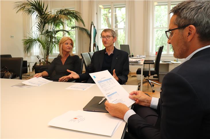 Kompatscher (dx) ha confermato ai rappresentanti di Terme Merano Stifter e Thurin (da sx): "Gli investimenti sono stati ripagati" (foto USP/GST)