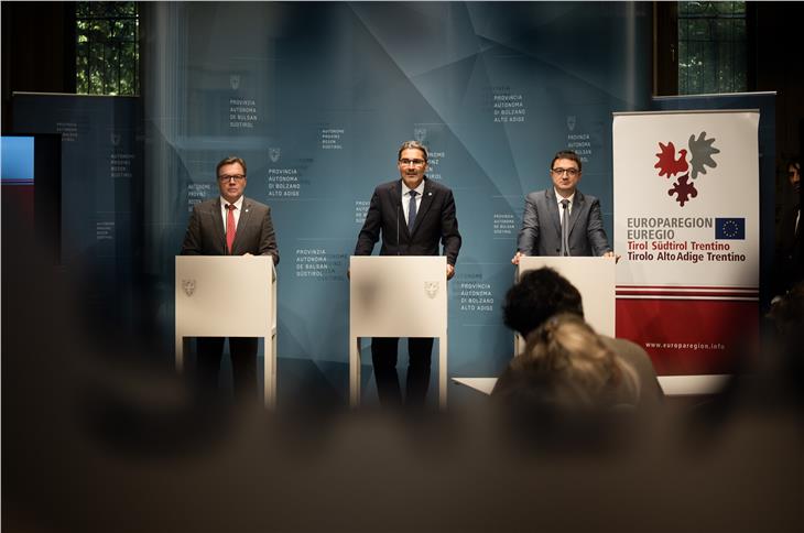 Nel corso della conferenza stampa è stata più volte sottolineata la coesione all'interno dell'Euregio Da sin. Platter, Kompatscher, Fugatti. (Foto USP/Claudia Corrent)