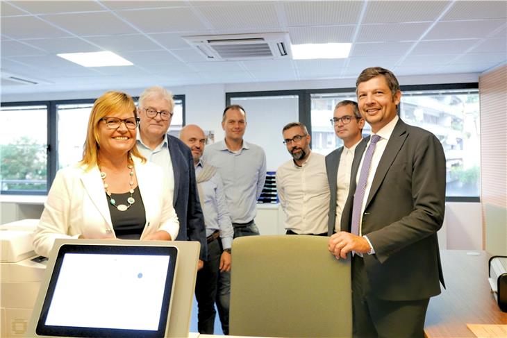 Da sinistra Janes, Kurt Pöhl, Giorgio De Vuono (ripartizione informatica), Mauro Galvan e Maurizio Ferrari (Siag), e il direttore Markus Kolhaupt e l'assessore Alfreider (Foto: ASP/Roman Clara)