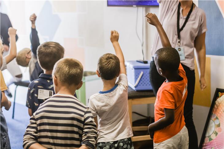 Un'insegnate di scuola elementare con gli alunni (Foto Unsplash)