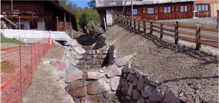 Nel tratto a monte del rio Caerna sono state realizzate 8 briglie in massi ciclopici (ASP/Sistemazione bacini montani nord)