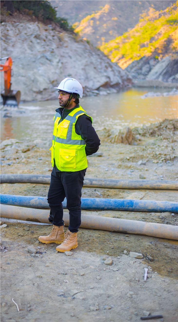Un operaio dirige i lavori in un cantiere (Foto: www.unsplash.com)