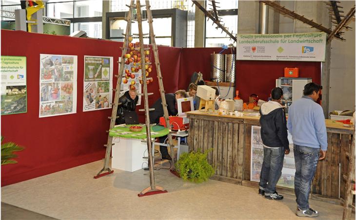 Lo stand dei ragazzi della scuola agraria di Laives durante una manifestazione fieristica (Foto: ASP)