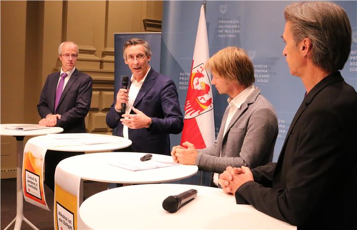 L’assessore Thomas Widmann ha presentato la campagna di sensibilizzazione contro l’alcol realizzata dal Forum Prevenzione. Da sin. Florian Zerzer, l'assessore Widmann, Peter Koler e Walter Tomsu (Foto: ASP/Karin Leiter)