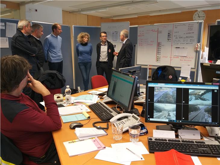 Anche l'assessore Arnold Schuler e il Commissario del governo Vito Cusumano hanno fatto il punto della situazione presso la sede della Protezione civile di Bolzano (Foto: ASP/Maja Clara)