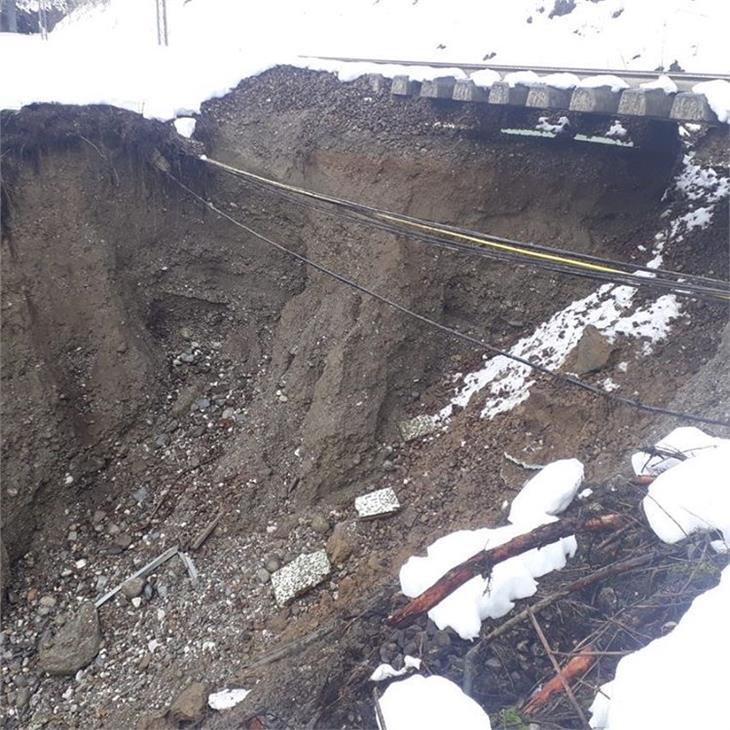 Lo smottamento che ha "inghiottito" i binari questa mattina a Valdaora di sopra (Foto: Vigili del fuoco volontari)