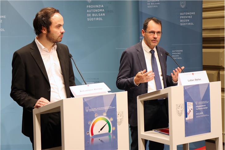 Positivo il bilancio del Rapporto sul mercato del lavoro in provincia di Bolzano, nel periodo maggio – ottobre 2019, presentato questa mattina a Palazzo Widmann. Da sin.: l'assessore Achammer ed il direttore Luther (Foto: ASP/Peter Natter)