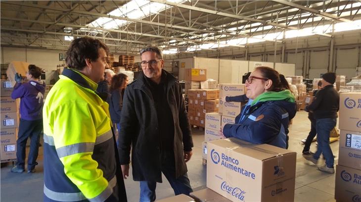 Kompatscher con Paola Tagliari di Fercam e il vicepresidente del Banco Alimentare Luca Merlino (Foto: Banco Alimentare)