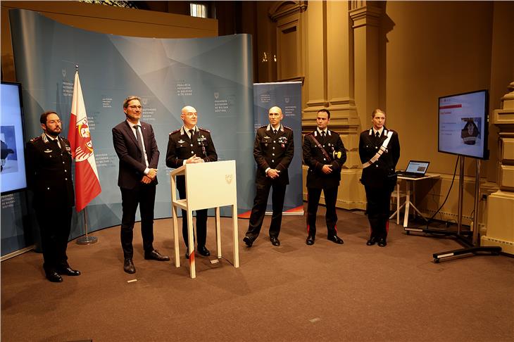 Da sinistra il mag. Domenico Chiaravalloti (nucleo investigativo Bolzano), il presidente Kompatscher, il gen. Ugo Cantoni (Legione), il col. Cristiano Carenza (comandante provinciale), il mar. Joel Sesto e la carabiniera Sylvia Larcher (foto ASP/sf)