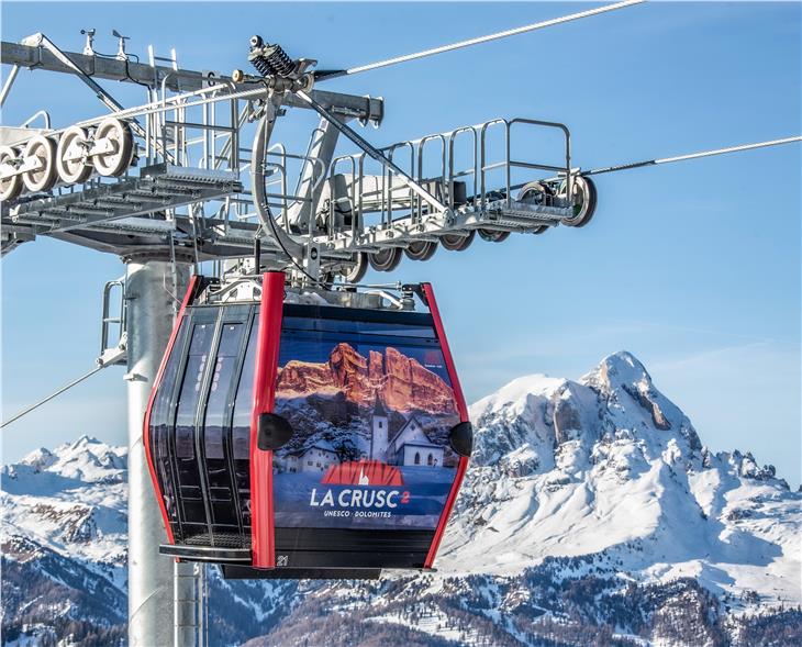 Nell’area sciistica “Heilig Kreuz” in Alta Badia un impianto ad agganciamento automatico con cabine da 10 posti sostituisce la seggiovia a due posti “La Crusc” (Foto: ASP/Freddy Planinschek)