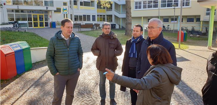 L'assessore Massimo Bessone (1° a sin.) nel corso del sopralluogo con i tecnici e la dirigente scolastica (Foto: ASP)