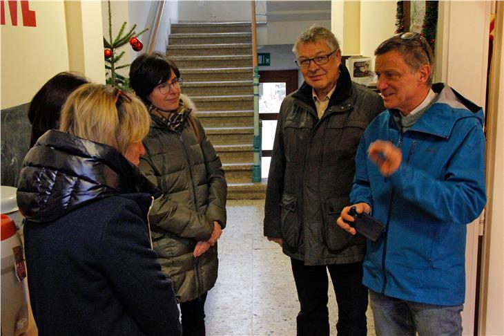 Secondo l'assessora Deeg è importante creare una rete per accogliere e stabilizzare le perosne senza fissa dimora - nella foto da dx.Paul Tschigg, Josef Haspinger della San Vincenzo (Foto: ASP/Hannes Wisthaler)