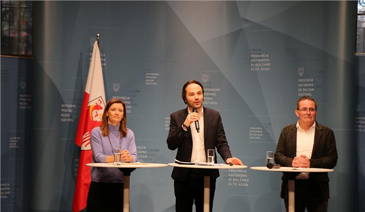 Al via dal prossimo anno i corsi di formazione per l'abilitazione all'insegnamento: Achammer, Falkensteiner e Tschenett (Foto: ASP/Edith Benischek)