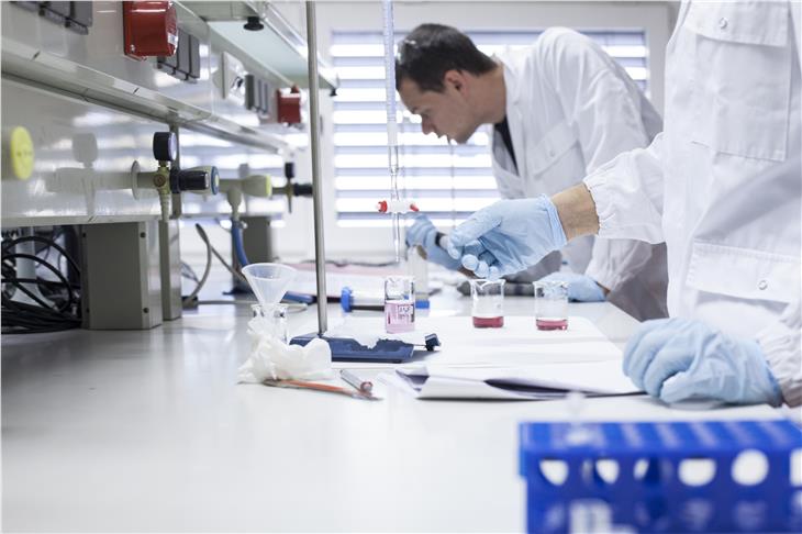 Ricercatori in laboratorio: un bando ne promuove la mobilità a livello internazionale (Foto: unibz)