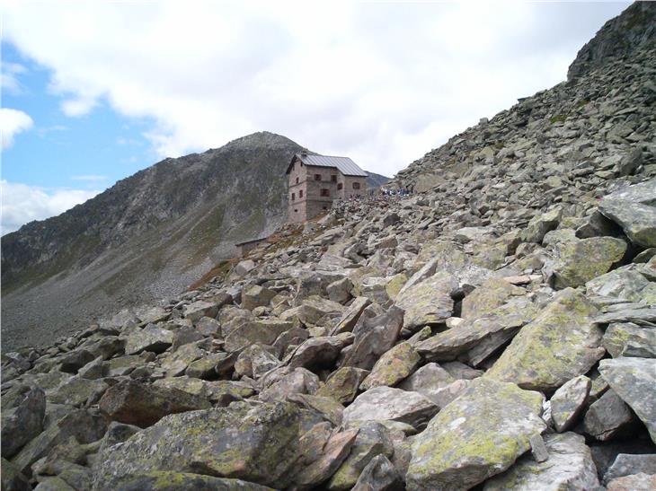 Il Rifugio Vetta d'Italia potrà essere utilizzato per altri 3 anni dalla Guardia di Finanza (Foto: R. Enders)