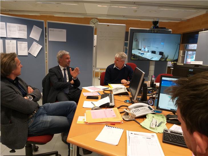 Incontro del Centro operativo provinciale, da sin. il primario Kaufmann, l'assessore Schuler, il direttore dell'Agenzia per la Protezione civile, Pollinger (Foto: Agenzia per la Protezione civile/Maja Clara)