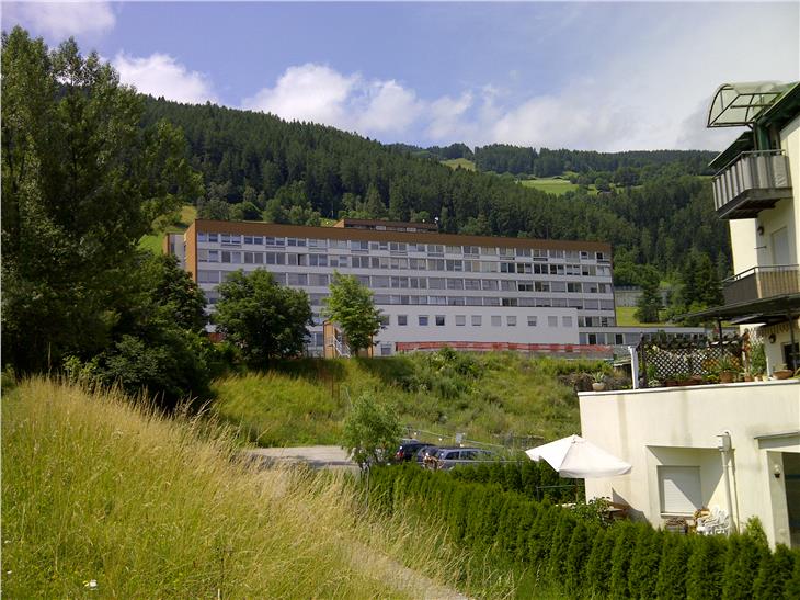 Per le visite negli ospedali (nella foto Vipiteno) vale la regola di un solo visitatore per paziente e un solo accompagnatore per i bambini. (Foto: ASP/asdaa)