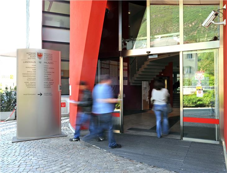 L'ingresso del Palazzo 12 della Provincia in via Gamper (Foto ASP)