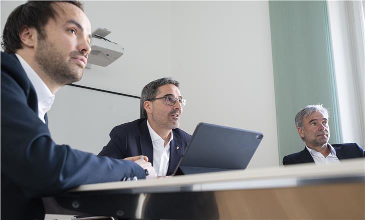 L'assessore Achammer, il presidente Kompatscher e l'assessore Schuler durante la videoconferenza con i vertici di banche e cooperative di garanzia. (Foto: ASP/Barbara Franzelin)