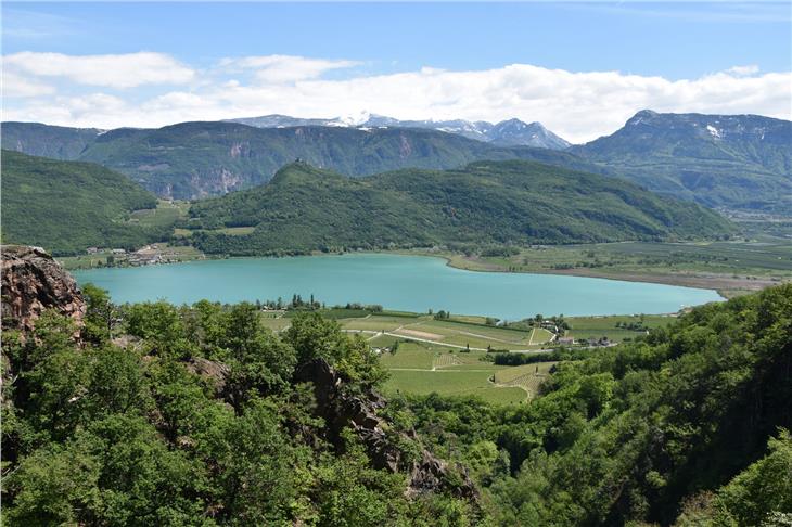 Con il Piano di tutela delle acque sarà regolamentato il numero massimo consentito delle imbarcazioni da noleggio per i laghi. Qui il lago di Caldaro (Foto: Agenzia ambiente e tutela clima)