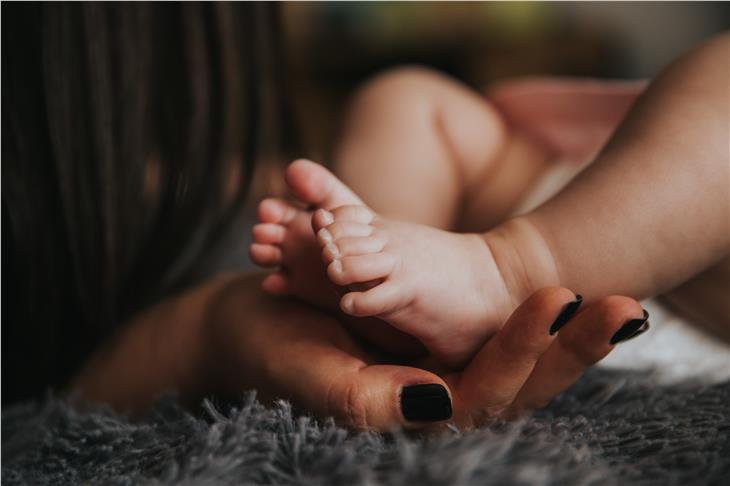 Una foto simbolo di madre con figlio. (Foto: Unsplash)