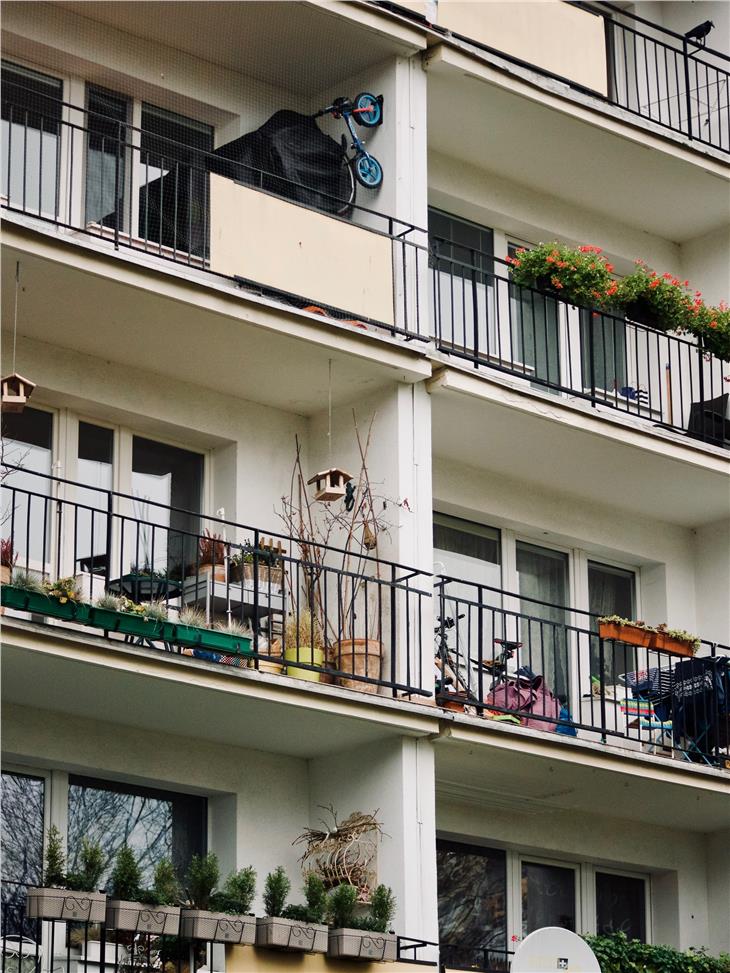 Imparare una lingua straniera in tempi di Coronavirus: grazie al tandem sul balcone. (Foto: Joanna Derks/Unsplash)