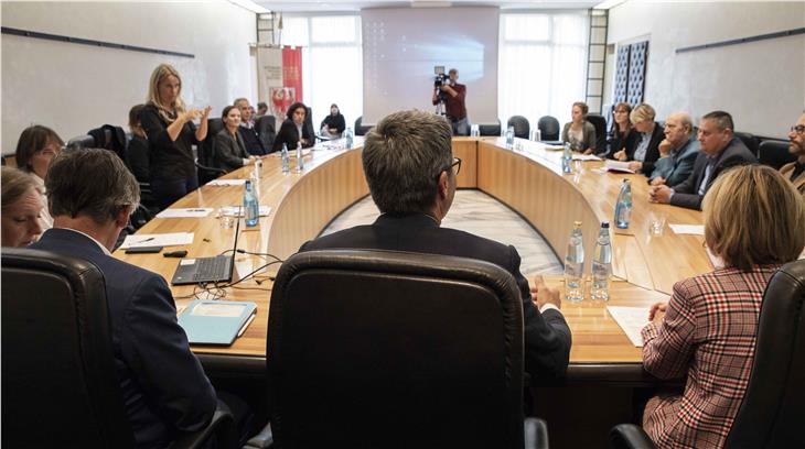 Giunta provinciale sensibile a richieste audiolesi. Il presidente Arno Kompatscher, e gli assessori Waltraud Deeg e Thomas Widmann durante incontro nell'autunno 2019. (Foto: ASP/Barbara Franzelin)