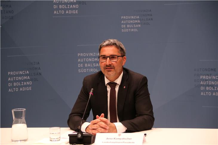 Il presidente Arno Kompatscher durante la conferenza stampa odierna (Foto ASP/Fabio Brucculeri)