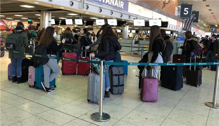 Concluso positivamente il rientro degli studenti beneficiari di borse di studio della Regione. Nella foto un gruppo di studenti all'aeroporto di Londra in procinto di rientrare in Italia (Foto: ASP/Regione Trentino Alto Adige)