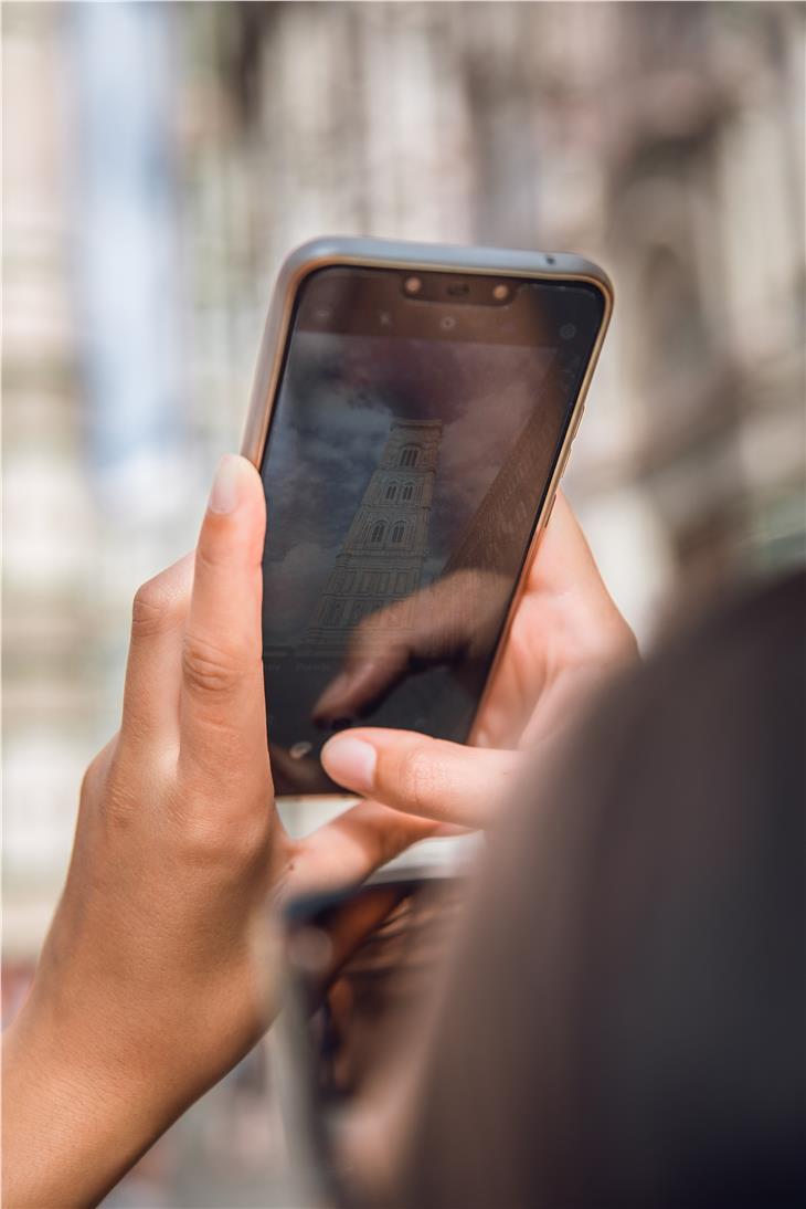 La consulenza gratuita per le donne avviene solo al telefono (Foto Bianca Ackermann/Unsplas)