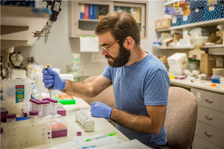 Il ricercatore di unibz Hannes Schuler al lavoro nel suo laboratorio. (Foto: Hannes Schuler)