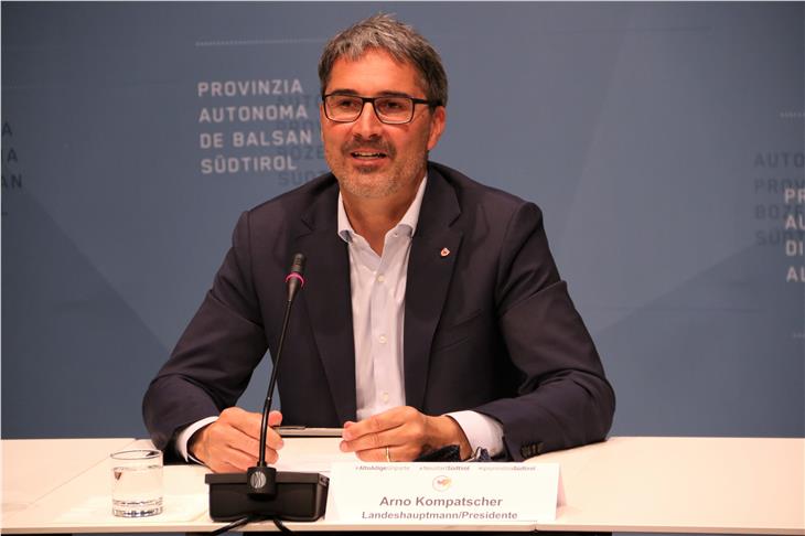 Il presidente Kompatscher nella conferenza stampa di oggi. (Foto: ASP/Fabio Brucculeri)