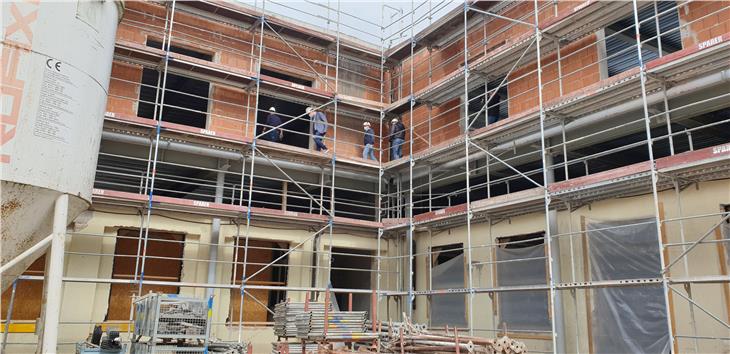 È riaperto il cantiere presso l'ITI G.Galilei a Bolzano, visitato dall'assessore Massimo Bessone. Si ristrutturano le officine e si creano nuove classi con la sopraelevazione. (Foto: ASP/Anna Pitarelli)