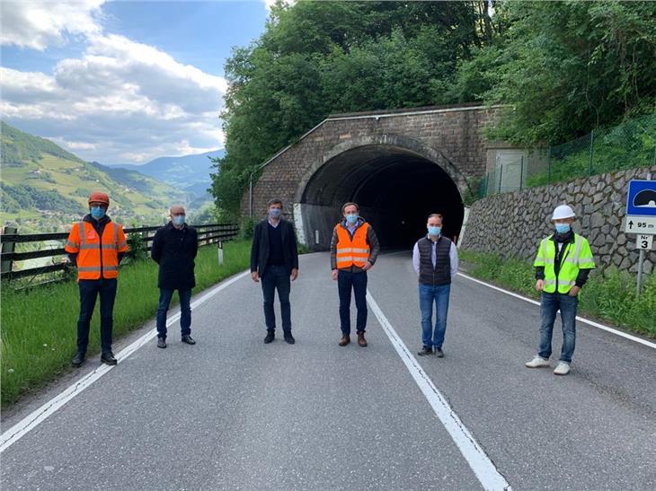 Da sin.: Mattironi (CSE), il direttore di Ripartizione Pagani, assessore Alfreider, Michael Goller, sindaco Leiter e Giordani nel corso dell'avvio dei lavori per il risanamento della galleria di Laion (Foto: ASP)