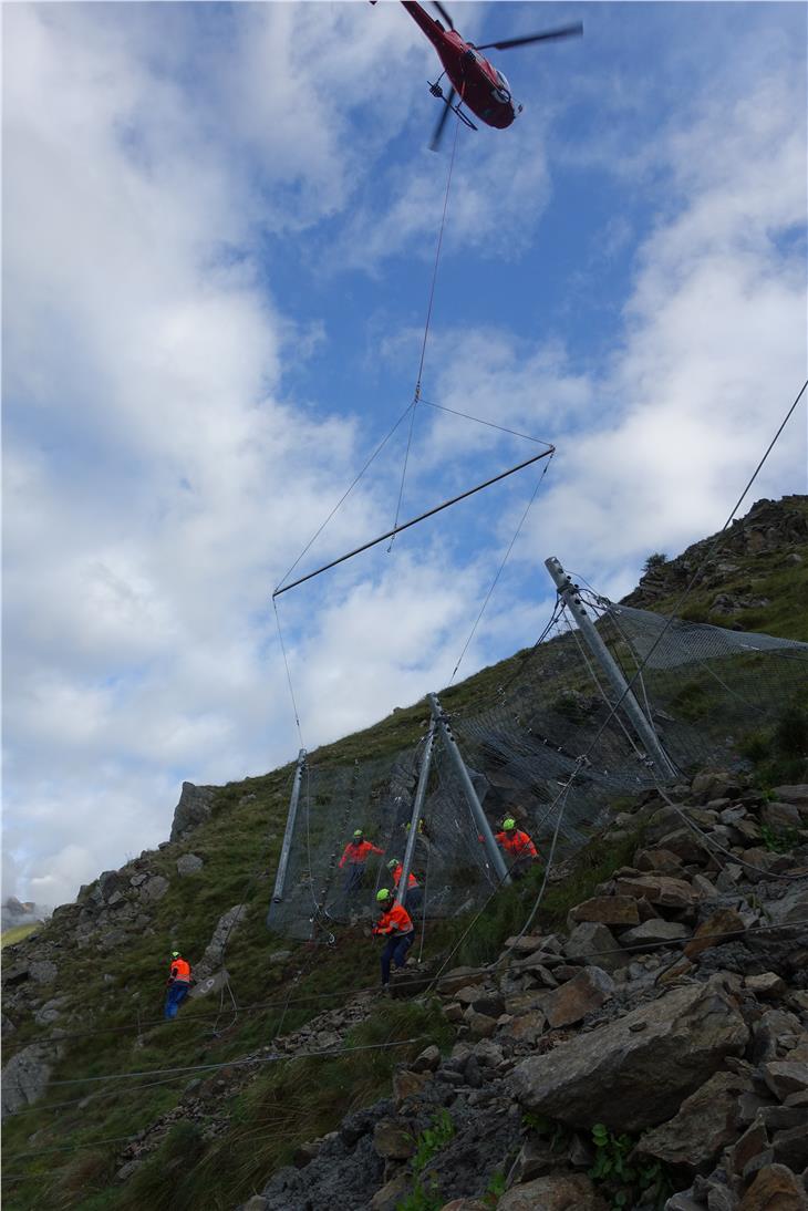 Come l'anno scorso (foto) anche quest'anno viene portato il materiale in loco sul cantiere con l'elicottero. (Foto: Agenzia per la Protezione civile)