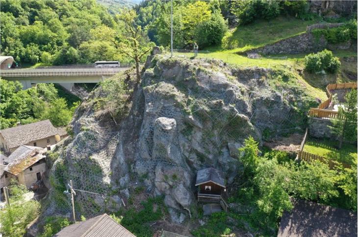 Grazie a interventi di messa in sicurezza, grado di pericolo idrogeologico per zona di via della Chiesa a Ponte Gardena declassificato da elevato a moderato nel Piano zone di pericolo. (Foto: Studio Joachim Dorfmann)