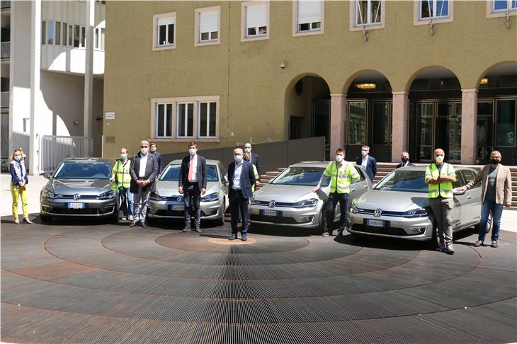 La consegna delle auto oggi in piazza Magnago. (Foto: ASP/Roman Clara)