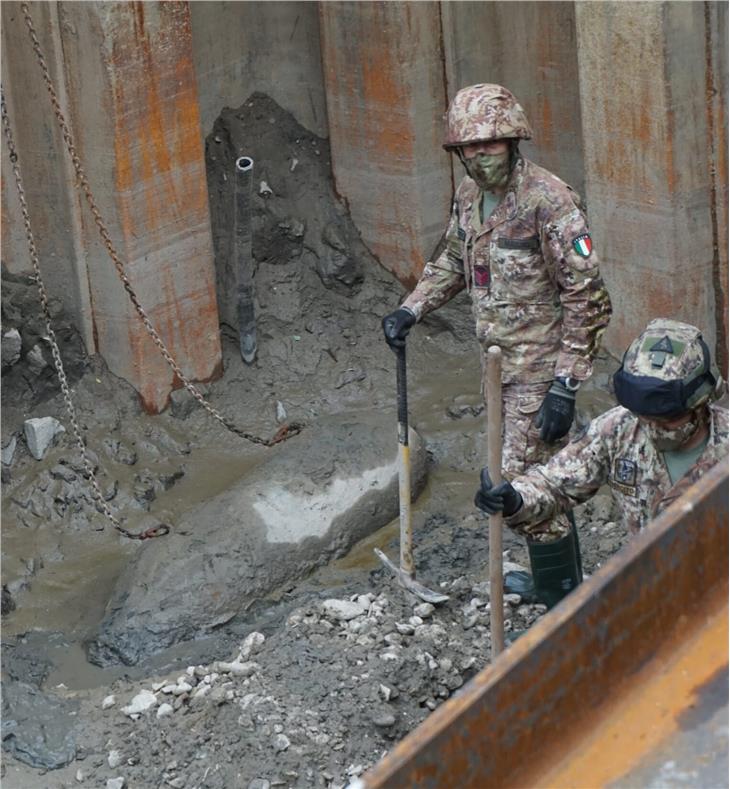 Prima dell'avvio dell'Operation Vadum foto ad artificieri e ordigno bellico a cura del sindaco di Vadena Alessandro Beati. (Foto: Alessandro Beati)