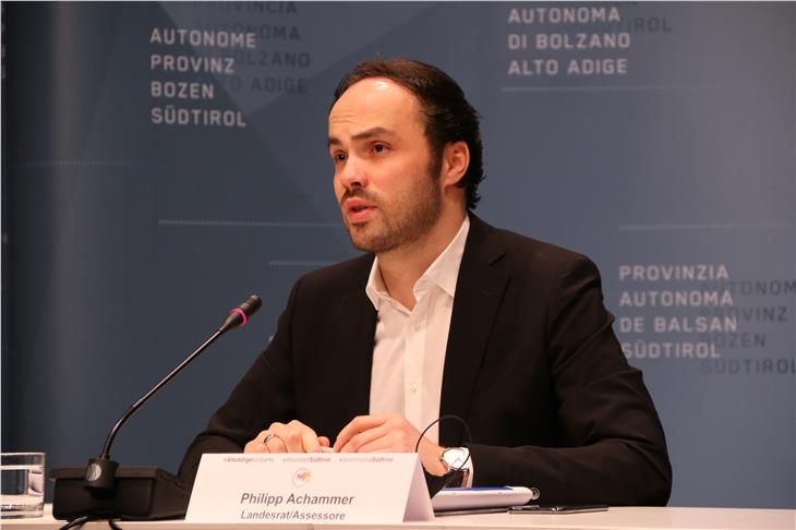 L'assessore Philipp Achammer alla conferenza stampa di oggi. (Foto: ASP/Fabio Brucculeri)